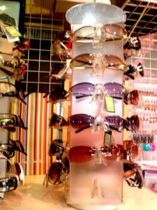 店頭で並ぶサングラス